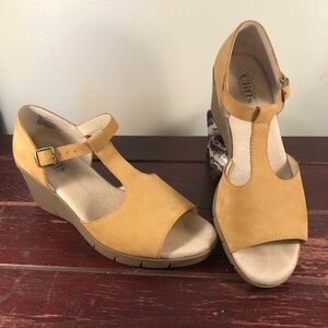 Cliffs by White Mountain Parisia Wedge Leather Wedge Sandal Yellow Size 10